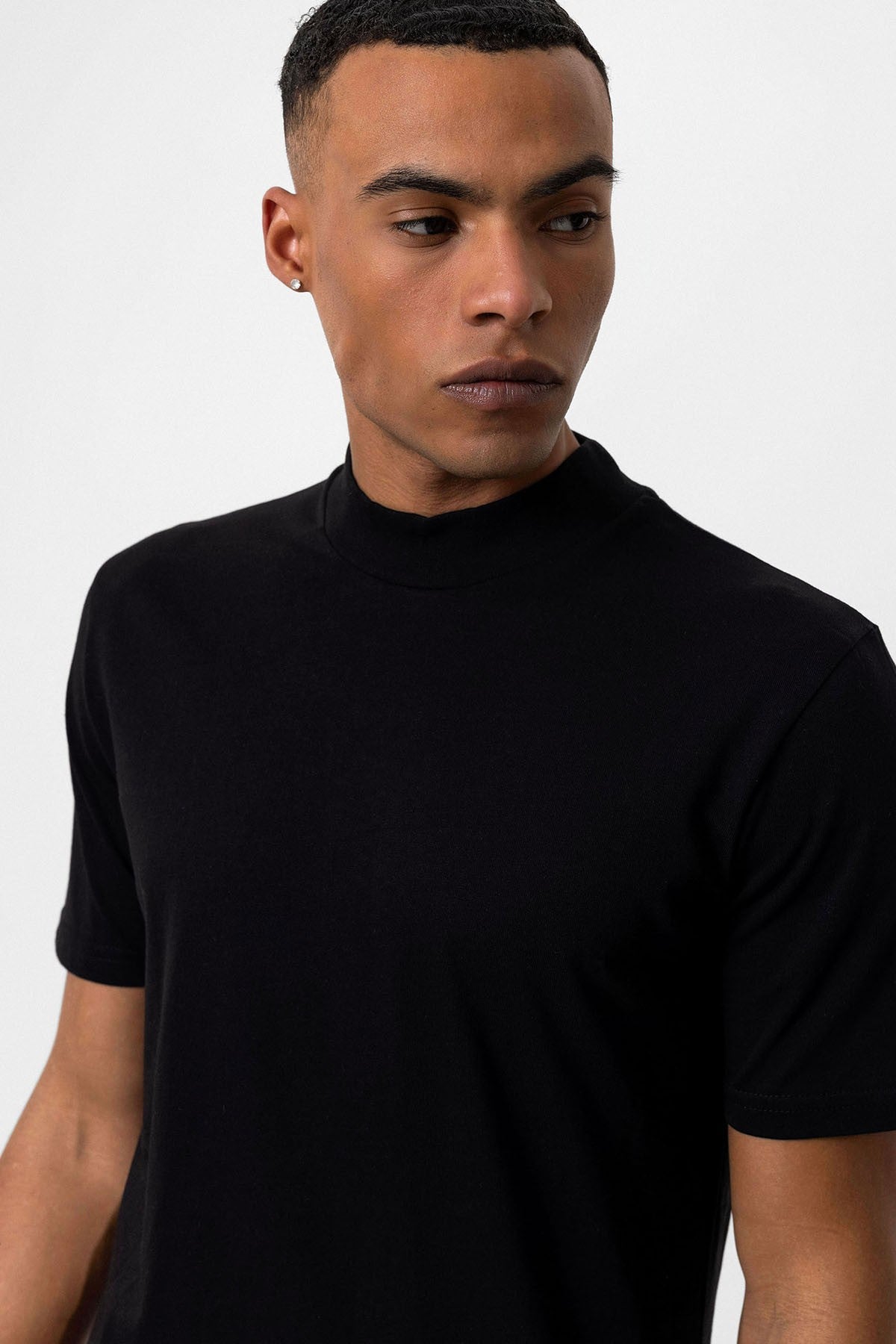 Antioch Saks Slim Fit Basic T-Shirt