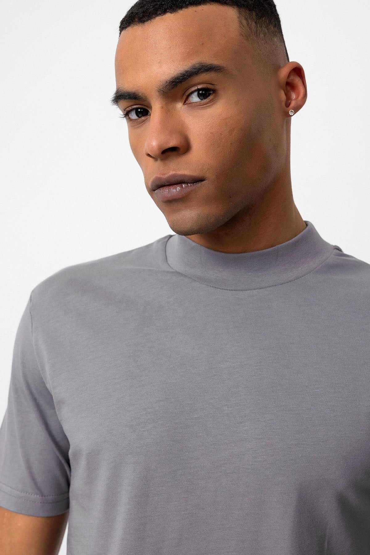Antioch Saks Slim Fit Basic T-Shirt