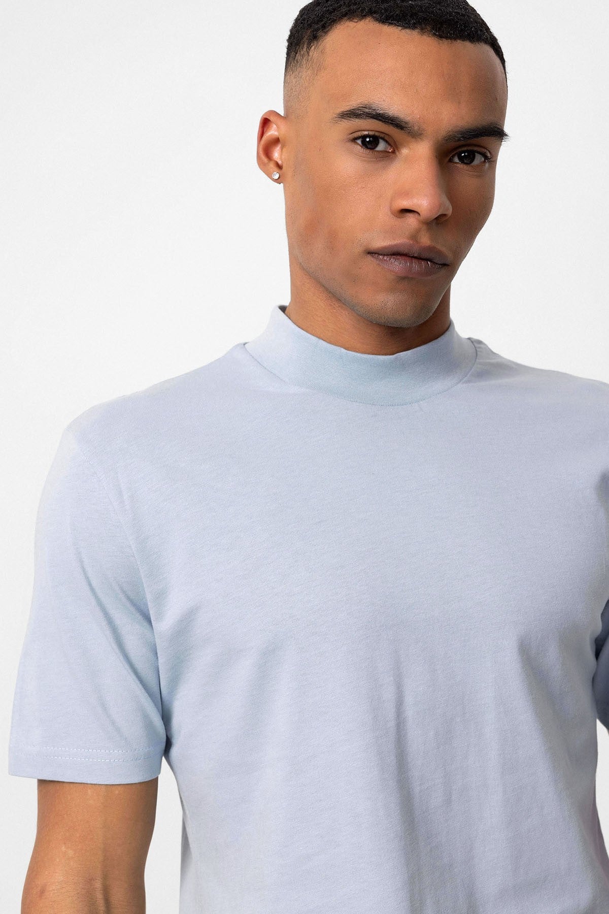 Antioch Saks Slim Fit Basic T-Shirt