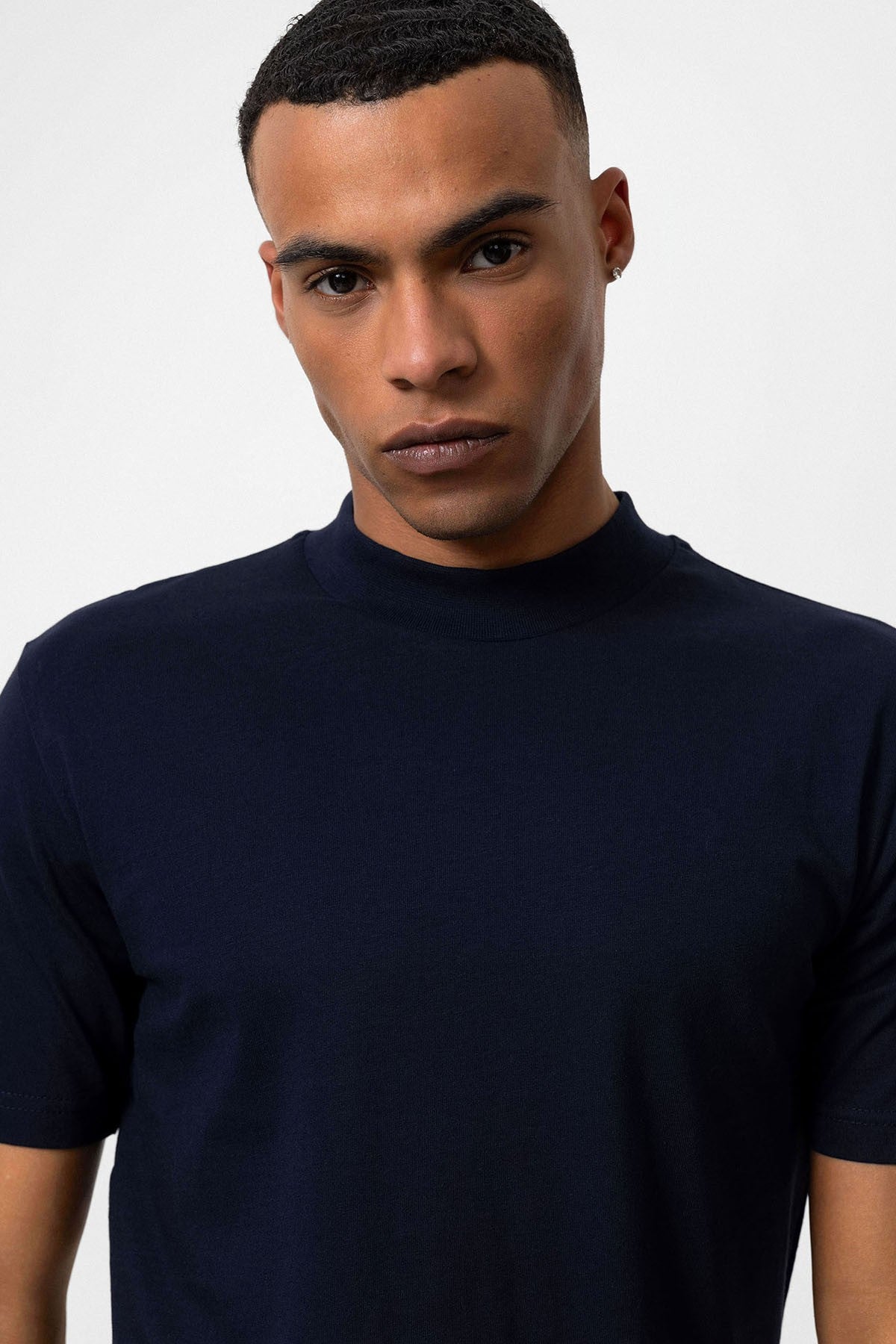 Antioch Saks Slim Fit Basic T-Shirt