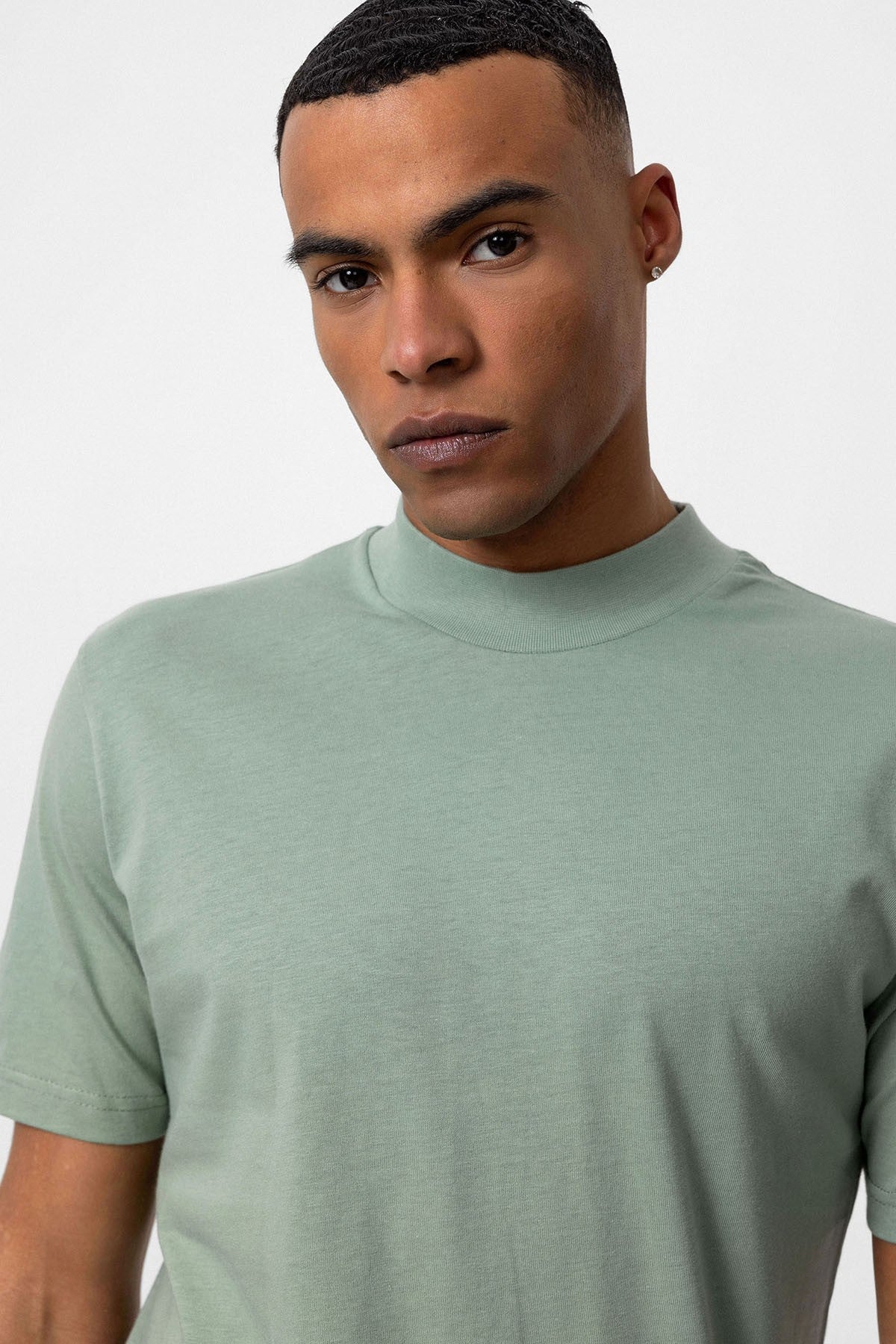 Antioch Saks Slim Fit Basic T-Shirt