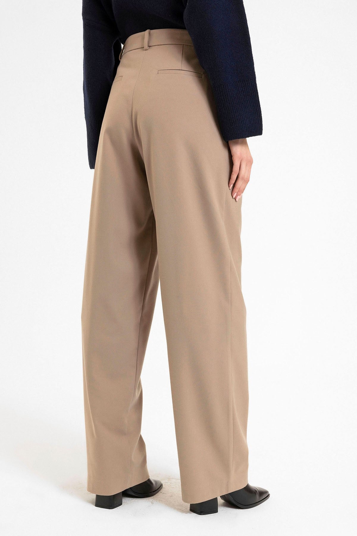 Antioch Siyah Kadın Yüksek Bel Pens Detaylı Straight Fit Pantolon